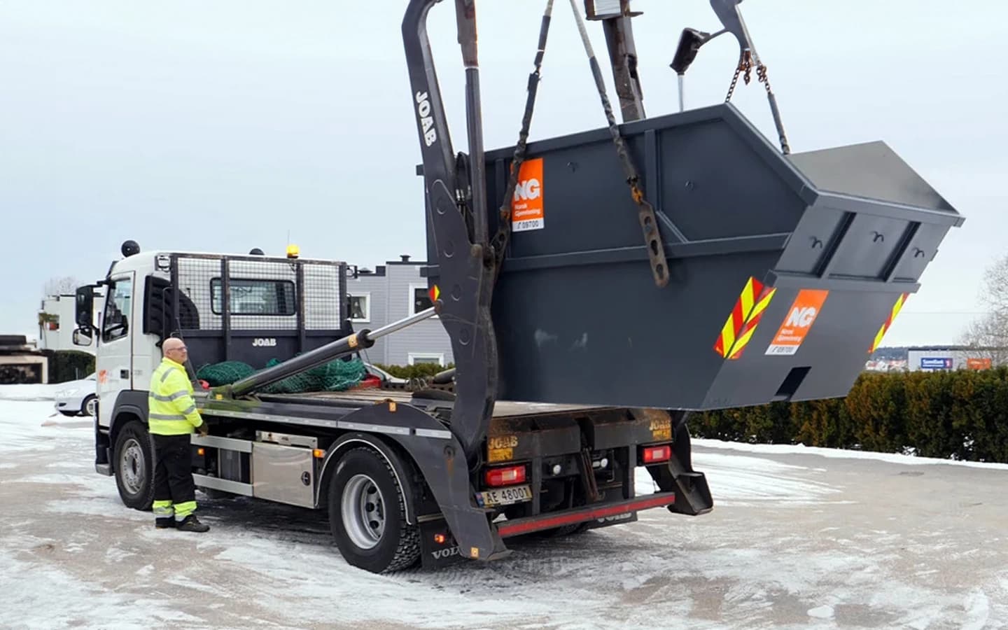 Container blir lastet opp på lastebil. Foto.