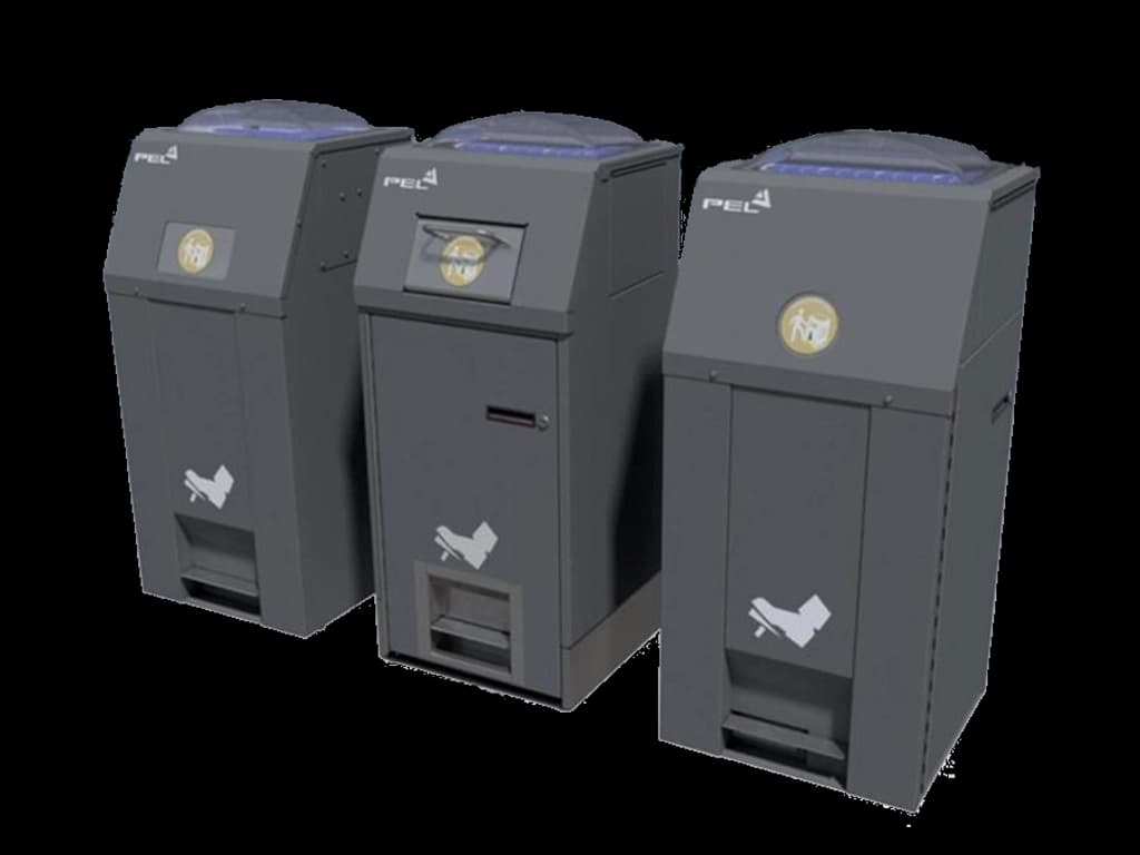 Solarbin komprimator. Tre stk. ved siden av hverandre. Foto.