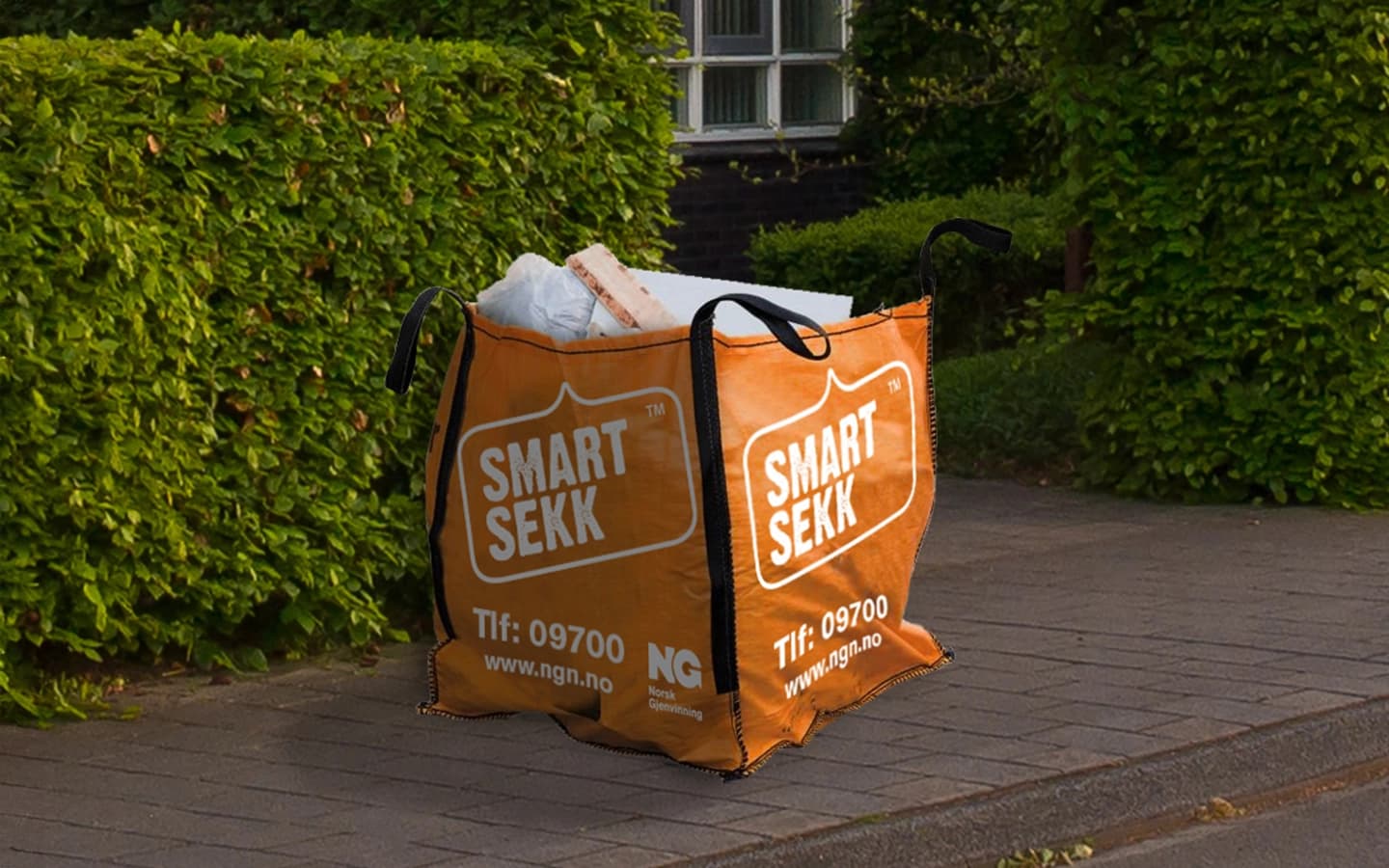 SmartSekk med avfall står på fortau. Foto.